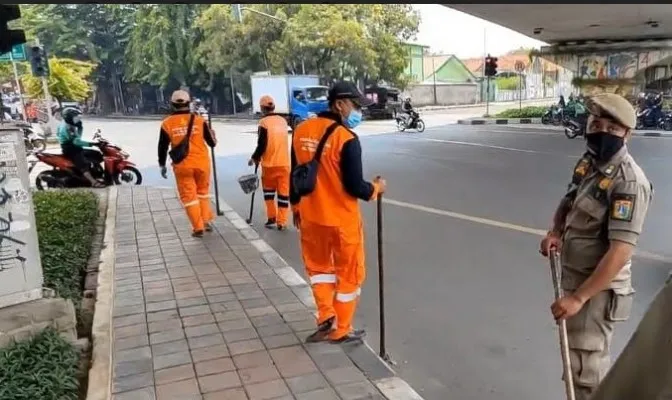 Petugas PPSU dan Satpol PP Kelurahan Pondok Bambu lakukan sterilisasi ranjau paku di sepanjang Jalan Kolonel Sugiono.(Ist)