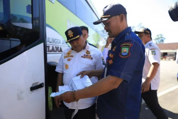 Petugas saat melaksanakan ramp check angkutan massal di Kota Tangerang. (Fotoist)