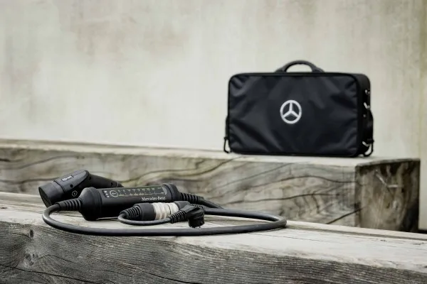 Flexible charging system untuk kendaraan EQ dan plug-in hybrid: dapat digunakan untuk segala jenis soket. (foto: mercedes-benz)