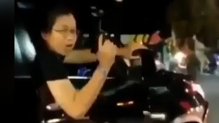 Pengendara Fortuner mengacungkan pistol ke warga usai menabrak sepeda motor di kawasan sekitar KBT, Duren Sawit, Jakarta Timur. (screenshot/instagram/@berbagiinfo_news)