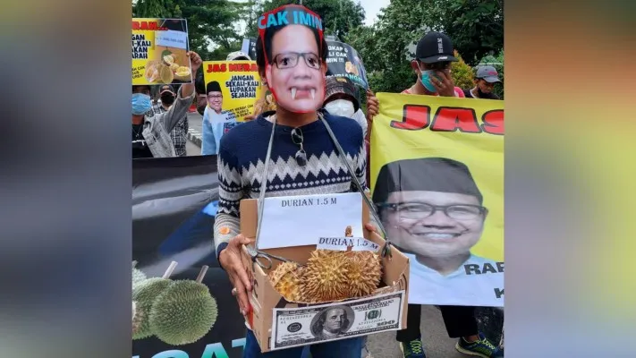 Kelompok massa Suara Aktivis Antikorupsi Indonesia (SAKTI) menggelar aksi menolak lupa "Kardus Duren" di depan Gedung Merah Putih KPK, Setiabudi, Jakarta Selatan, Jumat, 11 Maret 2022. (foto: ist)