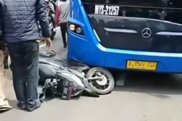 Bus Tranajakarta menabrak motor di Jalan Dewi Sartika, Jakarta Timur. (Ist)