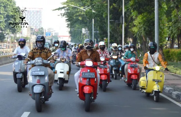 Para scooterist di Jakarta peringati hari Batik nasional dengan aksi riding bareng. (foto/nyorein)