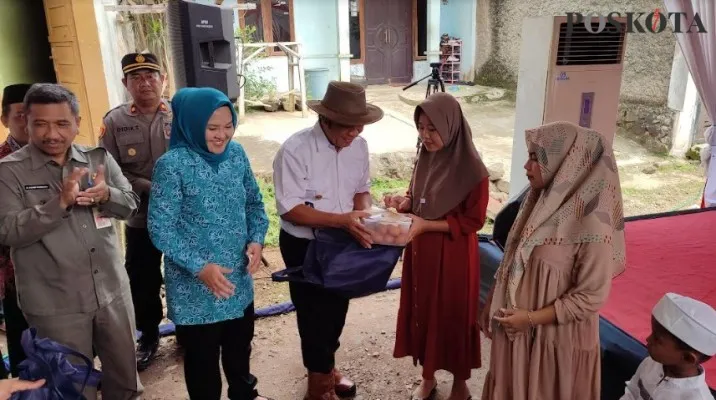 Pj Gubernur Banten saat memberikan bantuan makanan kepada anak-anak di Pandeglang. (Foto: Samsul Fatoni).