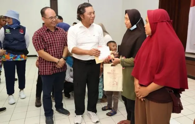 Pj Gubernur Banten Al Muktabar saat memberikan bantuan kepada warga di Gedung Serbaguna Pusdiklat PT Krakatau Steel, Kota Cilegon, Minggu (12/11/2023). (ist)