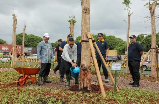 Pj. Gubernur DKI Jakarta Heru Budi Hartono menanam pohon.(Ist)