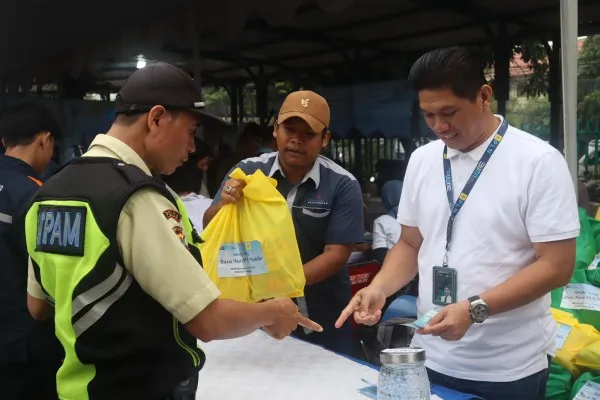 Foto: Penukaran paket sembako murah bagi pengunjung bazar yang telah melakukan transaksi apapun melalui PLN Mobile. (Dok. PLN UID Jakarta Raya)