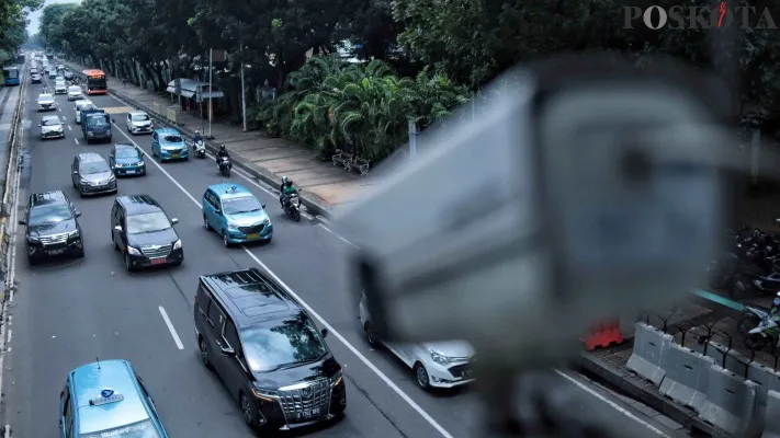 Salah satu kamera e-TLE yang terpasang di salah satu ruas jalan protokol Jakarta.(Foto: Ahmad Trihawaari)