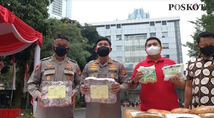 Polisi merilis hasil barang bukti kasus praktik perjudian yang terjadi di wilayah hukum Polda Metro Jaya. (Foto: Poskota/Andi Adam F)