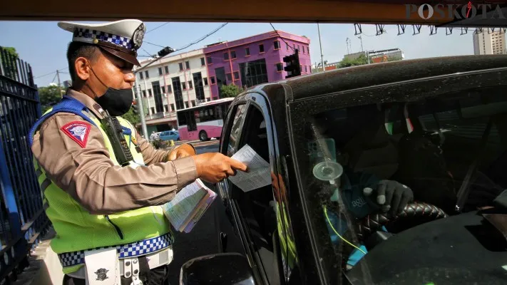 Polda Metro Jaya kembali menerapkan tilang manual, dikarenakan pelanggaran marak. (dok poskota)