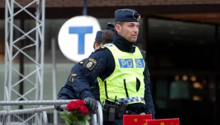 Polisi mengamankan sebuah lokasi di Stockholm Swedia.