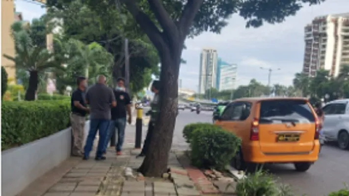 Polisi turun ke tempat kejadian perkara kasus pesepeda dijambret pada pagi hari, di Jalan Gatot Subroto. (foto: Ist)