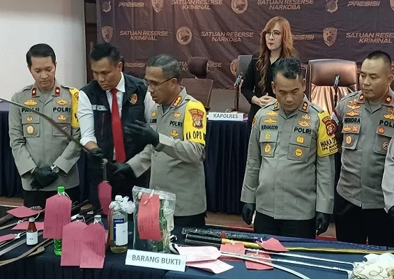 Polres Metro Jakarta Timur sita sejumlah senjata tajam yang dugaannya digunakan puluhan remaja untuk bertawuran.