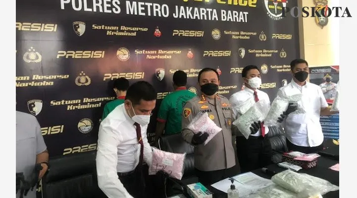 Polres Jakbar  saat membeberkan barang bukti ratusan ribu pil ekstasi jaringan internasional yang didapat dari dua orang kurir. (Foto: Pandi)