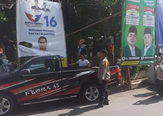 Polres Metro Tangerang Kota bantu dan kawal Bawaslu Kota Tangerang menertibkan APK selama masa tenang. (Ist)