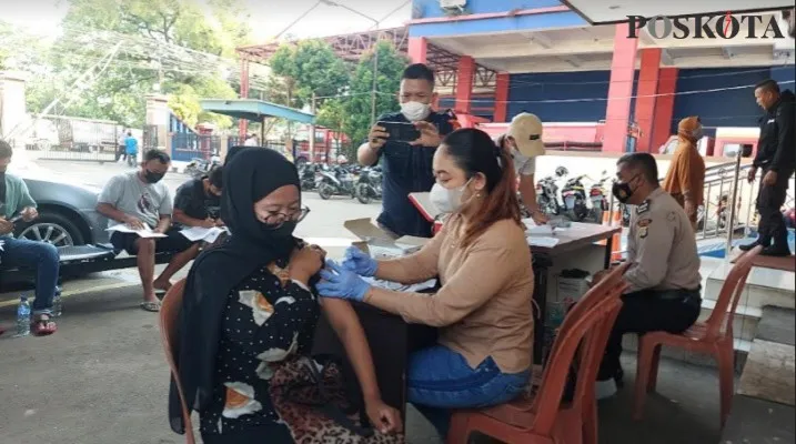 Relawan tenaga kesehatan menyuntikan vaksin booster kepada Eka warga Cimanggis di Polsek Cimanggis. (Foto: Angga)