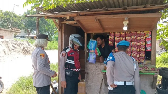 Kapolsek Tajurhalang, Iptu Tamar Bekti  bersama anggota menyita puluhan botol miras dijual di warung kelontong daerah Bomang. (Dok humas Polsek Tajurhalang)