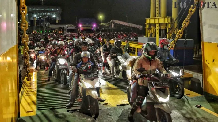 Pemudik motor di Pelabuhan Merak. Ahmad Tri Hawaari