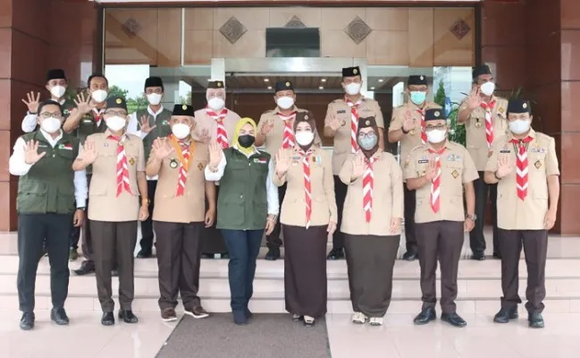 Ketua Kwartir Daerah Provinsi Jawa Barat, Hj Atalia Praratya Kamil (tengah) berpose bersama pengurus Majelis Pembimbing Cabang (Mabicab), Pengurus Kwartir Cabang (Kwarcab), dan Lembaga Pemeriksaan Keuangan (LPK) kepengurusan gerakan Pramuka Kota Bekasi masa bakti 2021-2026, serta pengurus Jabar Bergerek Kota Bekasi.