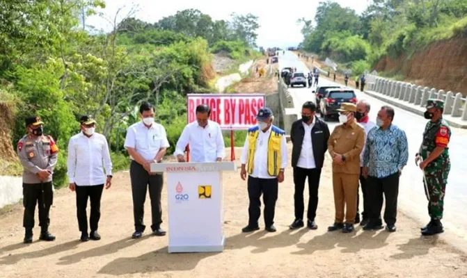 Presiden Joko Widodo meresmikan jalan Bypass Balige di Kabupaten Toba yang dibanggun dengan anggaran Rp176,6 miliar. (Foto/biropers)