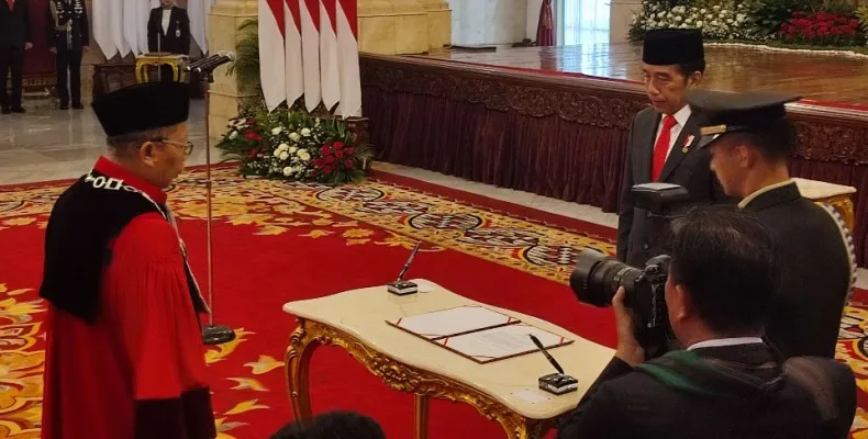 Presiden Joko Widodo (kanan) bersama Hakim MK Arsul Sani menandatangani sumpah jabatan di Istana Negara, Jakarta, Kamis (18/1/2024).(biropres)