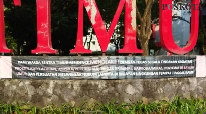 Spanduk penolakan tindak asusila dan kriminal lainnya di bangunan kata "TIMUR" area pintu masuk kawasan Sentra Timur, Pulogebang, Kamis (30/9/2021) (foto: PKL04) 