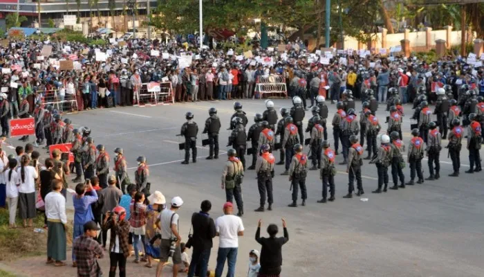 Demonstrasi menentang kudeta di Myanmar.