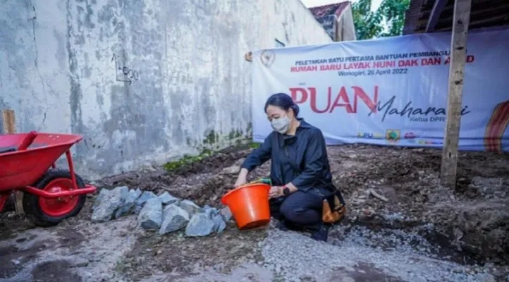 Puan  Maharani saat peletakan batu pertama dalam acara Penyerahan Bantuan Stimulan Penyediaan Rumah Swadaya Individu Prasejahtera. (ist)