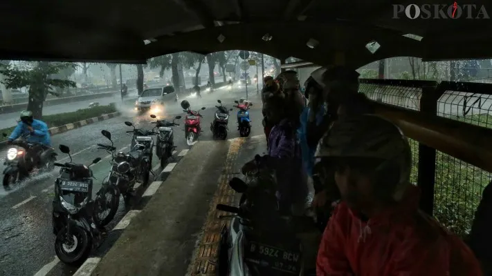 Hujan diprediksi akan mengguyur Jakarta hari ini Selasa, 20 Januari 2026. Ahmad Tri Hawaari