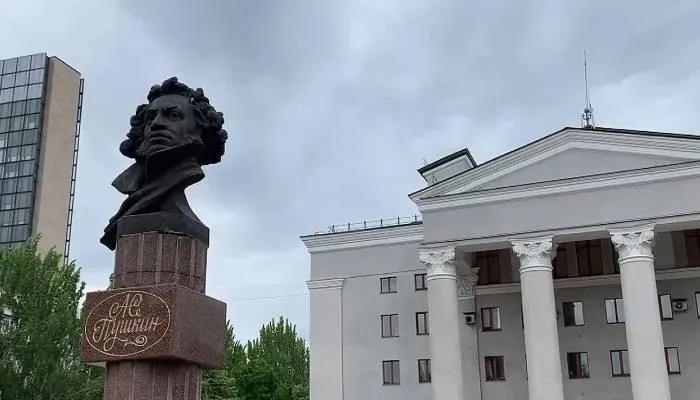 Patung penyair Rusia Aleksandr Pushkin berdiri di Donetsk.