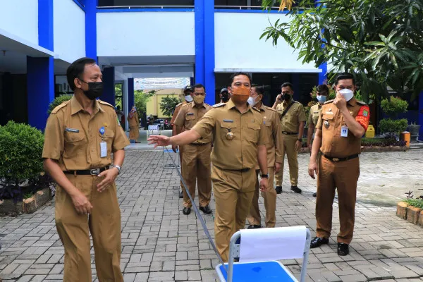 ali Kota Tangerang, Arief Wismansyah saat meninjau SMPN 27 sebagai lokasi Rumah Isolasi Terkonsentrasi (RIT). (foto: istimewa)