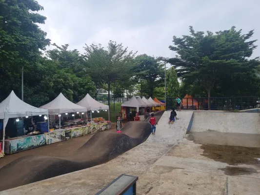 Suasana di RPTRA Kalijodo, Jakarta Utara saat sore hari menjelang berbuka puasa. (Poskota.co.id/Pandi Ramedhan)