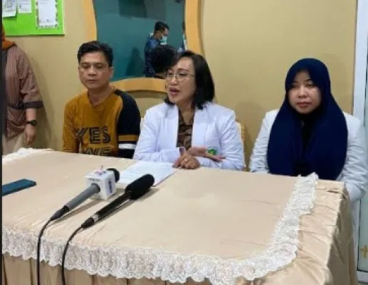 Direktur RS Hermina Depok, dr.Lies Nugrohowati (tengah) bersama manajemen memberikan keterangan resmi soal kebakaran. (Ist)