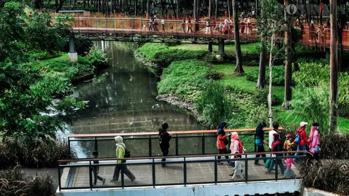 Foto: Taman Ecopark Tebet, Jakarta Selatan, dinikmati warga Jakarta. (Poskota/Ahmad Tri Hawaaari)