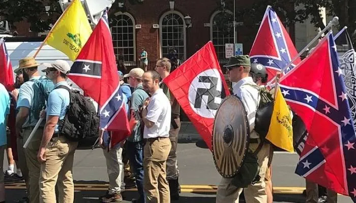 Rally Alternatif Kanan dengan membawa bendera Nazi, Konfederasi, dan Gadsden di Charlottesville.