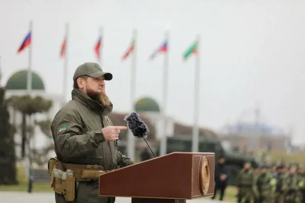 Pemimpin Chechnya, Ramzan Kadyrov sedang berpidato di depan pasukannya.(sumber foto: @TheFanVoice/twitter)