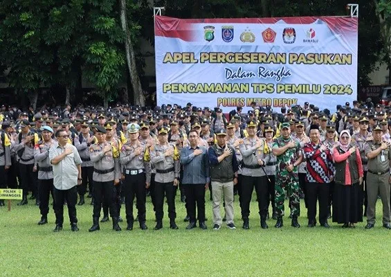 Ratusan personil gabungan siap menjaga dan menciptakan kondusivitas Pilpres-Pemilu Legislatif 2024 di Depok. (angga)