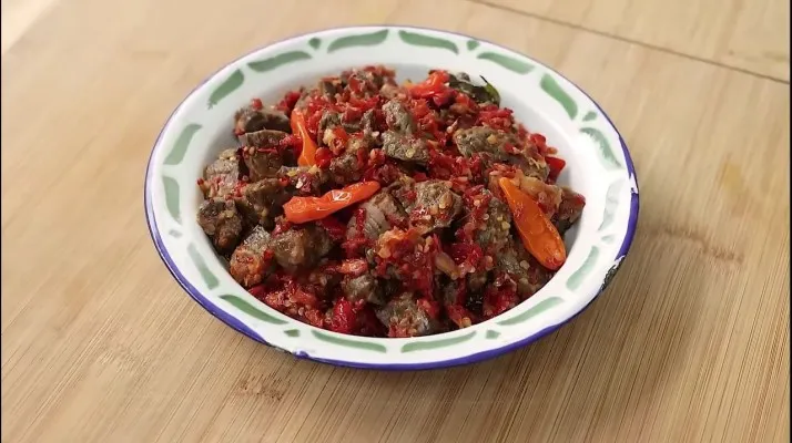 Resep sambal paru Ala Devina Hermawan, dijamin empuk dan tak bau. (Youtube Devina Hermawan)