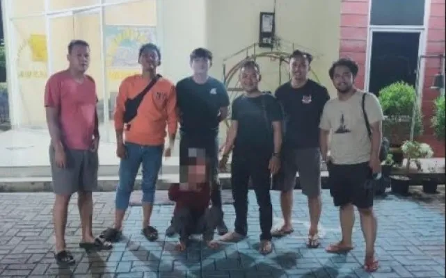 Personil Unit Reskrim Polsek Ciruas saat berhasil mengamankan tersangka Arip di Pelabuhan Merak. (ist)