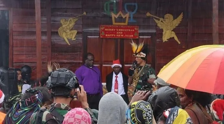 Dansatgas Yonif PR 305 Kostrad Resmikan Gereja Bantuan Kasad.(Penkostrad).