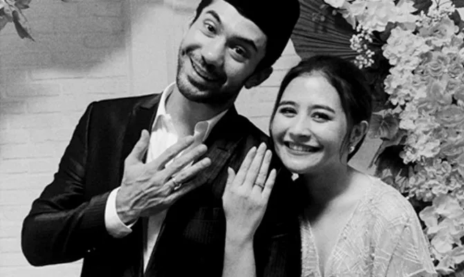 Reza Rahadian dan Prilly Latuconsina memamerkan cincin nikah mereka, di dalam serial drama My Lecturer My Husband.(Foto/ig@prillylatuconsina96)