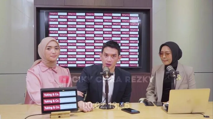 Dari kiri ke kanan: Citra Kirana, Rezky Aditya dan Kuasa hukumnya.  (Foto:  Tangkapan layar YouTube Ciky Citra Rezky)