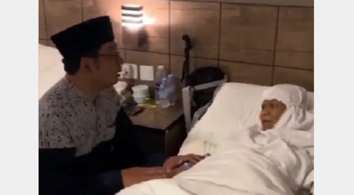 Gubenur Ridwan Kamil saat menjenguk jemaah haji Ibu Winingsih yang menderita stroke di Mekkah. (foto: twitter/video/@ridwankamil)