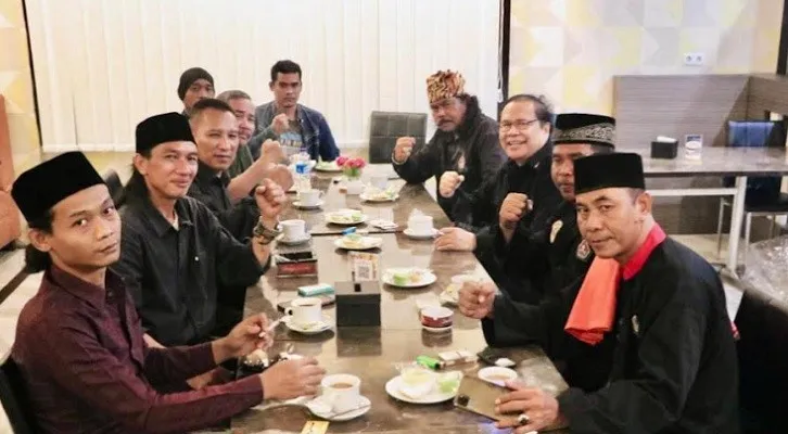 Rizal Ramli bersama jawara dan tokoh Banten. (ist) Rizal Ramli bersama jawara dan tokoh Banten. (ist)