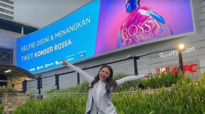 Rossa di depan Videotron Senayan, Jakarta. (Foto:  Instagram/@itsrossa)