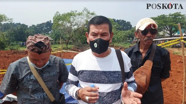 Rudi Samin pemilik lahan (masker hitam) di lokasi penguburan puluhan karung beras bantuan BUMN, di atas lahan miliknya yang sempat disewa perusahaan PT JNE sebagai lahan parkir. (Foto: Angga)