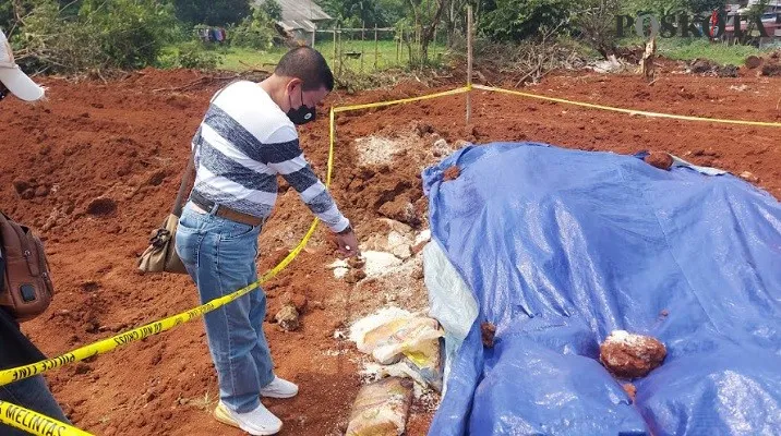 Rudi Samin pemilik lahan menunjukan lokasi penimbunan karung beras bantuan BUMN, yang dikubur di lahan miliknya yang sempat disewa perusahaan PT JNE sebagai lahan parkir. (Foto: Angga)