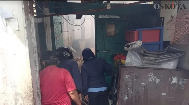 Satu rumah terbakar di Petojo Selatan, Jakarta Pusat diduga akibat korsleting listrik. (cr-05)