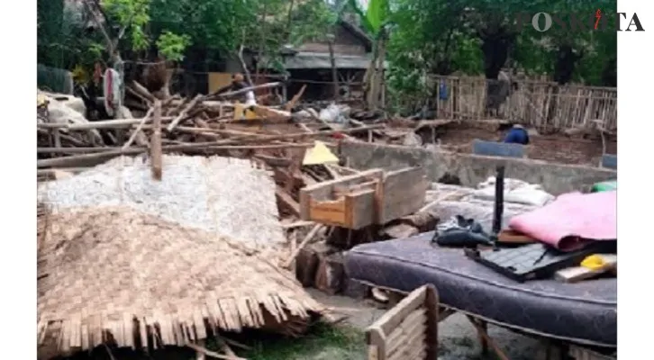 Kondisi mengenaskan, setelah dibangaun usai kena puting beliung Ramadan silam, kini rumah warga di Tigaraksa roboh. (Foto: Veronica)