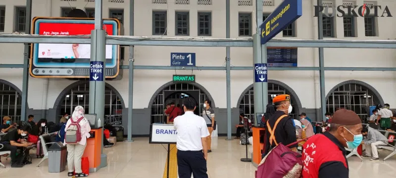 Suasana Stasiun Pasar Senen pada H-1 pengetatan mudik (cr5)